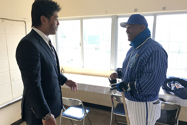 横浜DeNA・ラミレス監督に挨拶する稲葉監督