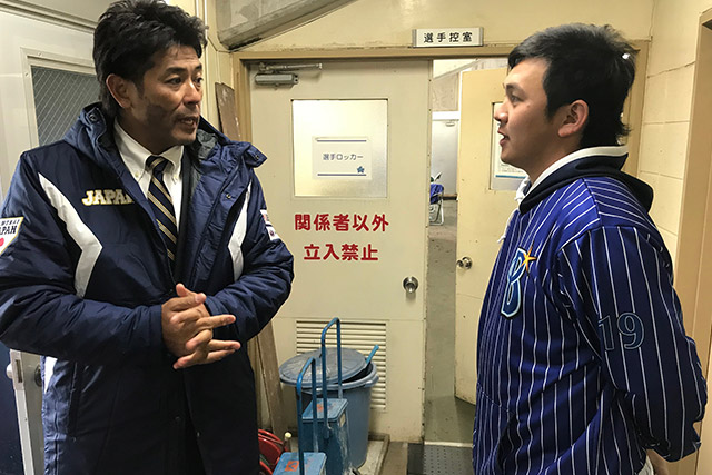 代表選出された山﨑康晃投手に激励の言葉を送る