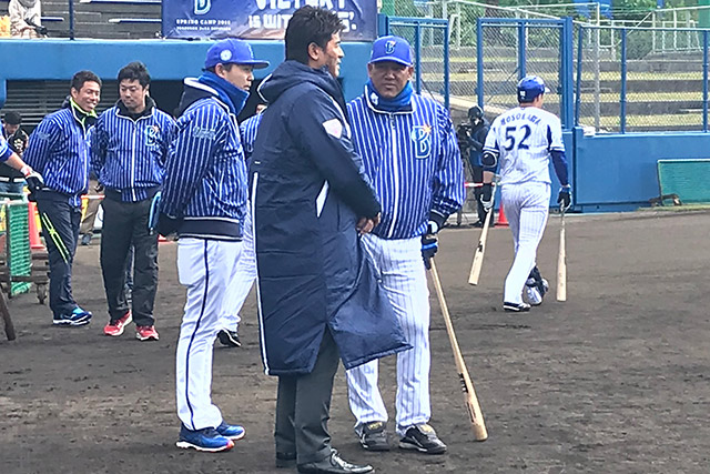 ラミレス監督とグラウンドで言葉を交わす稲葉監督