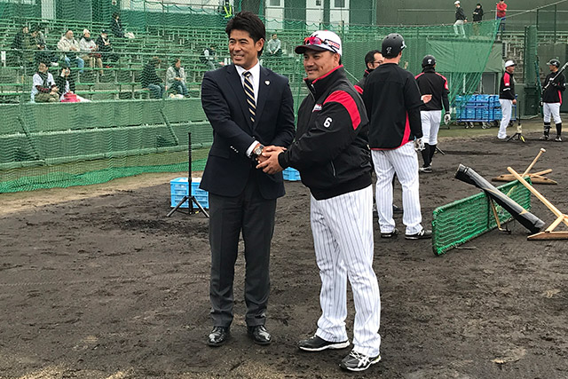 千葉ロッテ・井口新監督と挨拶を交わす