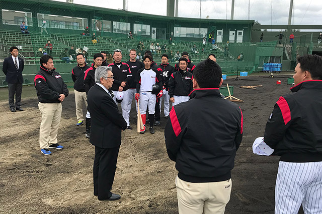 斉藤惇コミッショナーが選手に挨拶