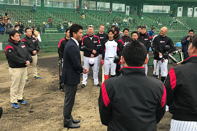 稲葉監督が選手に挨拶