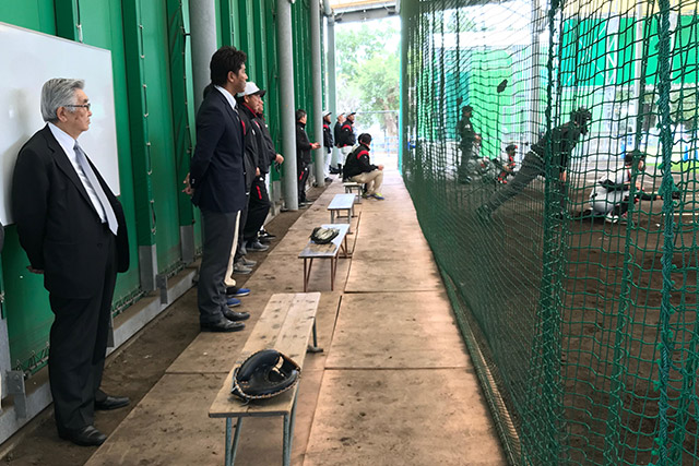ブルペンを視察する稲葉監督