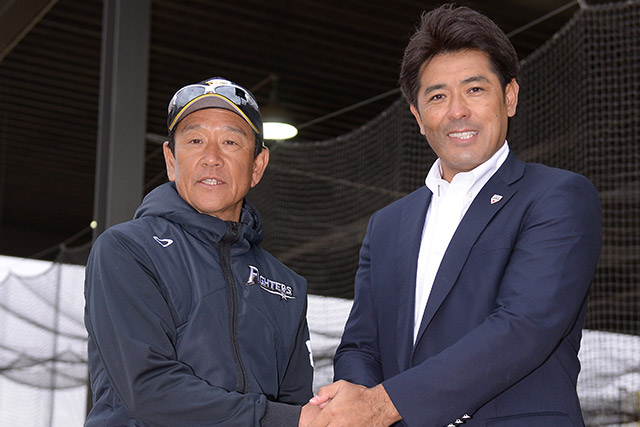 栗山英樹監督と挨拶を交わす稲葉監督