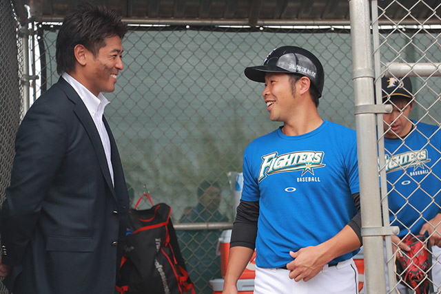 近藤健介と談笑する稲葉監督