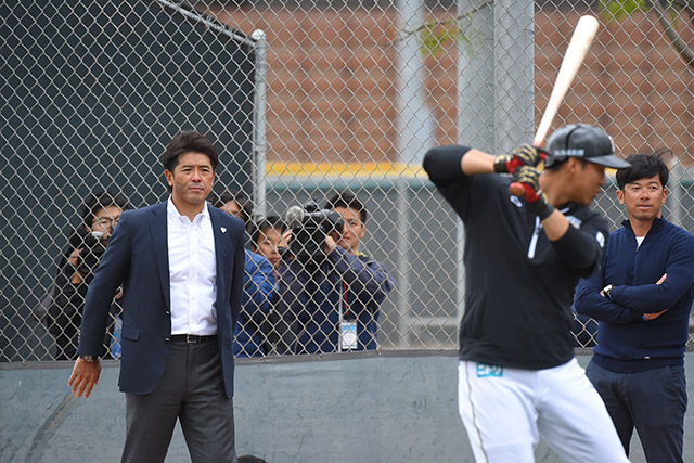 野手陣の打撃練習を見守る稲葉監督