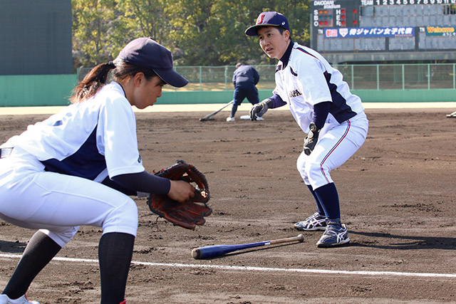橘田恵監督は紅白戦の合間に送球の指導をする