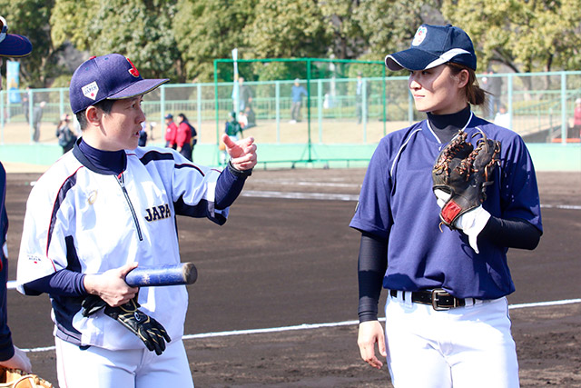 橘田恵監督はリーダーの出口彩香(ハナマウイ)と話をする