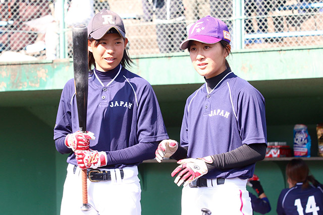 三浦伊織(京都フローラ)の話を真剣な表情で聞く北山未来(履正社高)