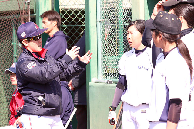 紅白戦の最中、選手に声をかける橘田恵監督