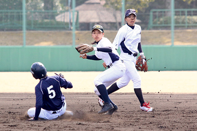 紅白戦で遊撃の田口真奈(環太平洋大学)と二塁の田中美羽(アサヒトラスト)が6-4-3の併殺を決める