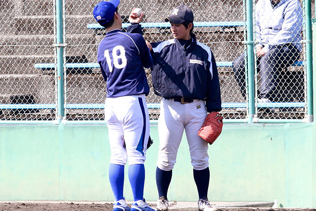 石村奈々(履正社高)は試合中に里綾実(愛知ディオーネ)から指導を受ける