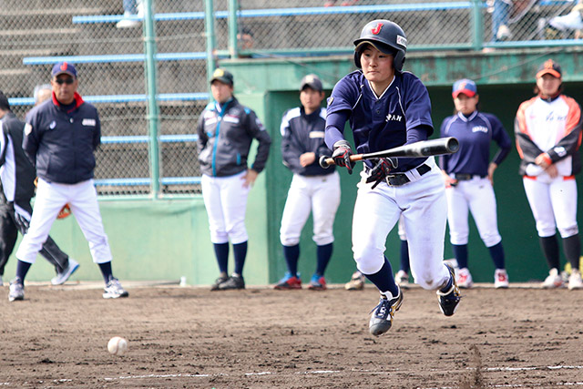 紅白戦で飛びついてスクイズを決めた吉井温愛(履正社高)