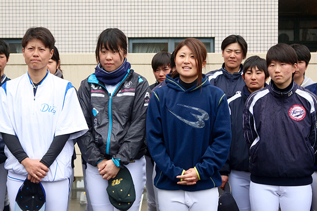 出口彩香リーダーは宿舎出発前にお礼のあいさつをする