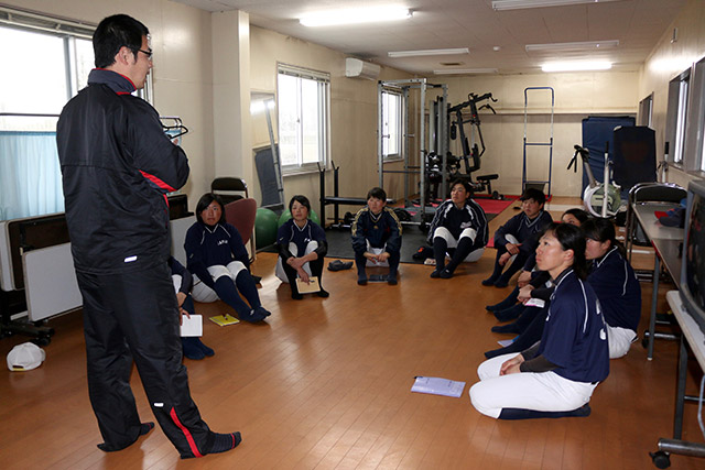 体幹トレーニングの指導を真剣な表情で聞く選手たち