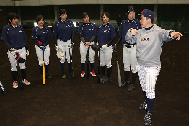 橘田恵監督は選手に指示を出す