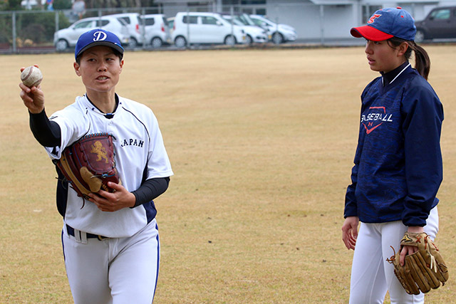 里綾実(愛知ディオーネ)は大野七海(福知山成美高)に助言する