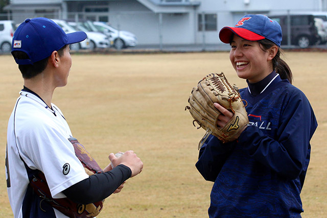 里綾実(愛知ディオーネ)から助言を受けた大野七海(福知山成美高)は笑顔