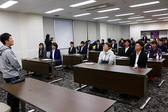 橘田恵監督がミーティングで話をする