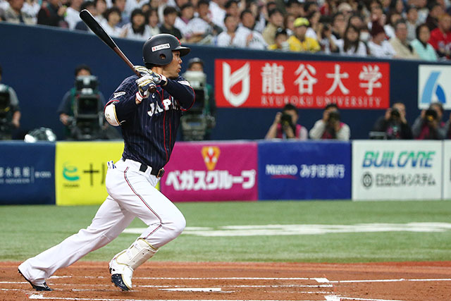 2回、秋山翔吾(埼玉西武)がライト前へタイムリーを放つ