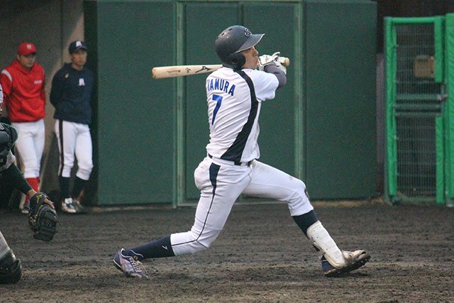 勝ち越し打を放つ田村強(JR西日本)