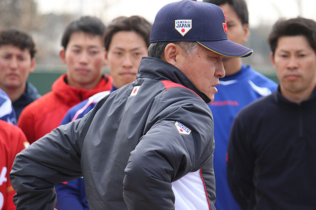全選手にミーティングをする石井章夫監督