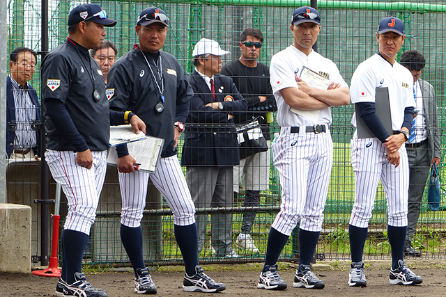 左から堀田将司コーチ・徳元敏コーチ・清水隆行監督・高橋尚成コーチ
