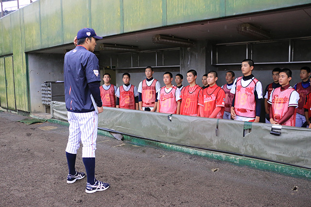 侍ジャパンU-15代表・清水隆行監督の話を真剣に聞くトライアウト生たち