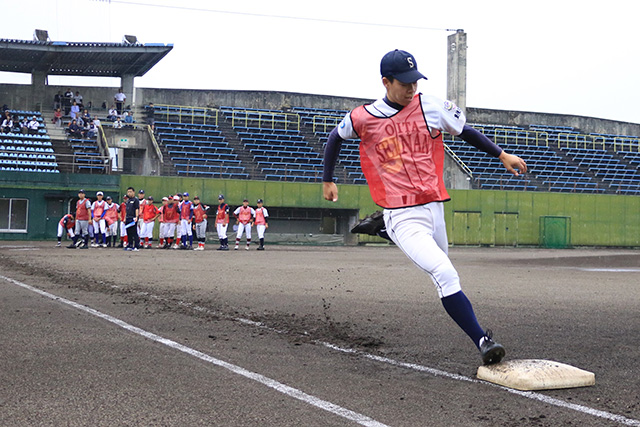 一塁駆け抜けタイム測定に挑むトライアウト生たち