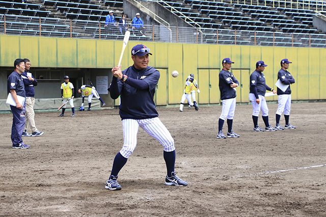 ノックを打つ侍ジャパンU-15代表・徳元敬コーチ
