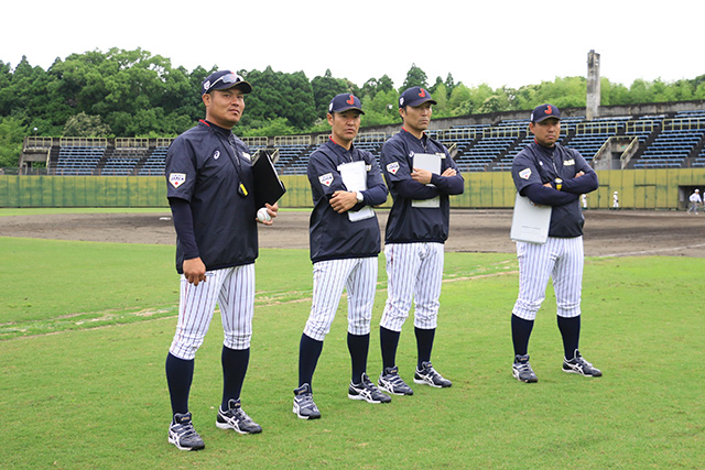 左から徳元敬コーチ・高橋尚成コーチ・清水隆行監督・堀田将司コーチ