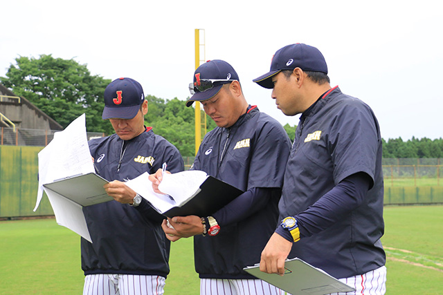 書類を見ながら選考作業を進める高橋尚成コーチ・徳元敬コーチ・堀田将司コーチ