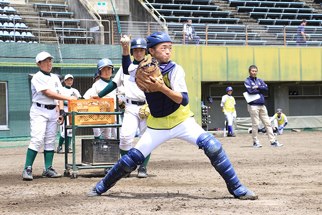 捕手の二塁送球タイム測定に挑むトライアウト生