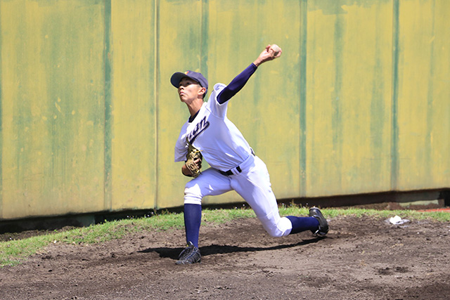 投球練習に取り組むトライアウト生