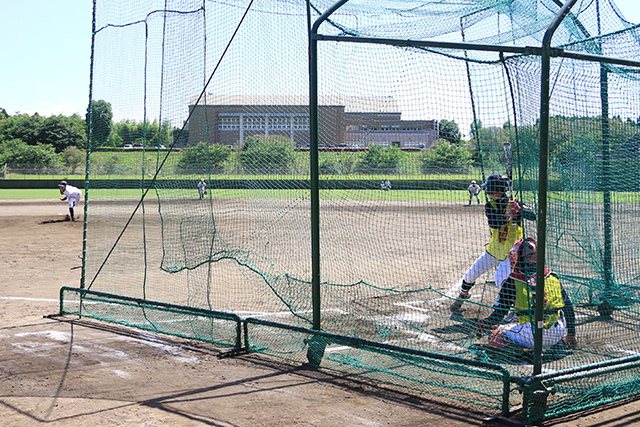 試合形式での投球・バッティングに取り組むトライアウト生たち