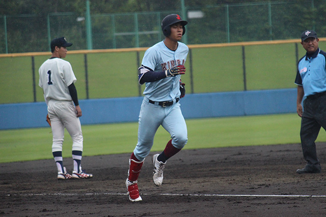 佐藤輝明(近畿大)が本塁打を放つ
