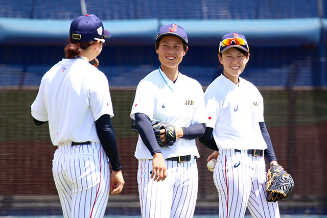 投内連係の練習中、里と谷山は川端と意見を交わす