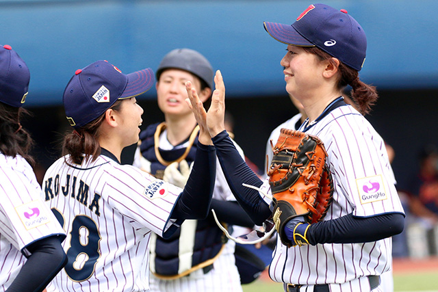 川端はベンチに戻って小島とハイタッチする