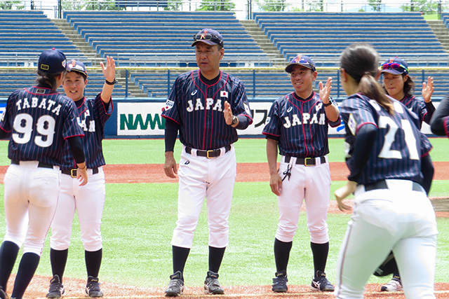 国際試合を想定した試合前セレモニーでグラウンドに向かう選手たち