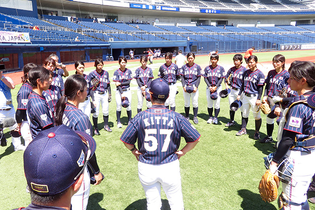 試合前、橘田監督の話を真剣な表情で聞く選手たち