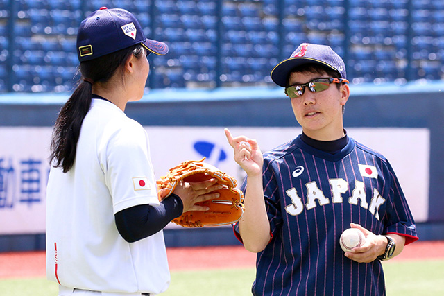 橘田監督は出口主将に指示を出す