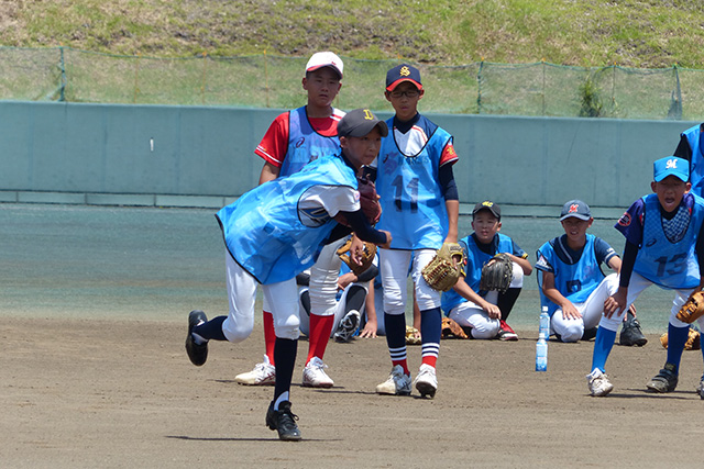 内野ノックで一塁に送球する選手
