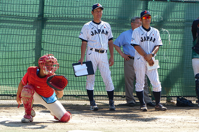 ブルペンで投球を見つめる仁志敏久監督と高橋雄太コーチ