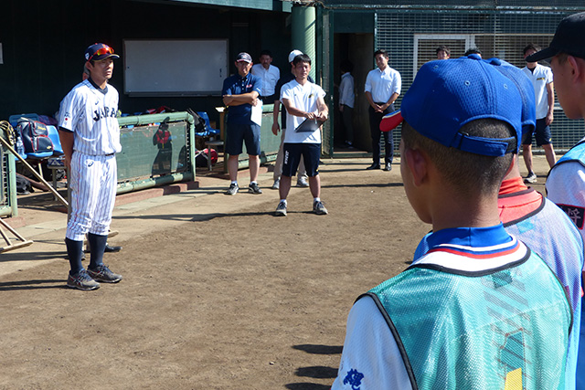 トライアウトを終え選手たちに話をする仁志敏久監督