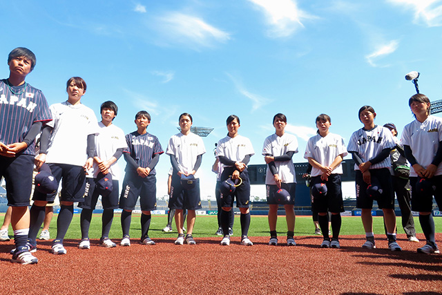 練習開始前のミーティングに真剣な表情で臨む選手たち