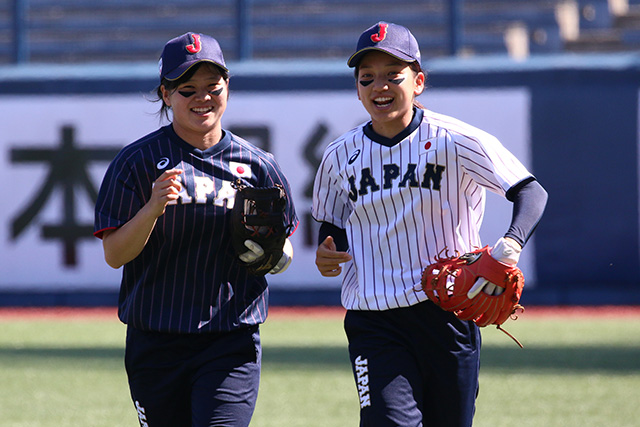 アイブラックを貼り付けて練習に臨む阿部と田中美