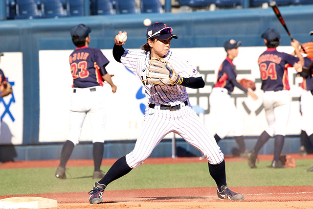 試合前シートノックで三塁を守った川端