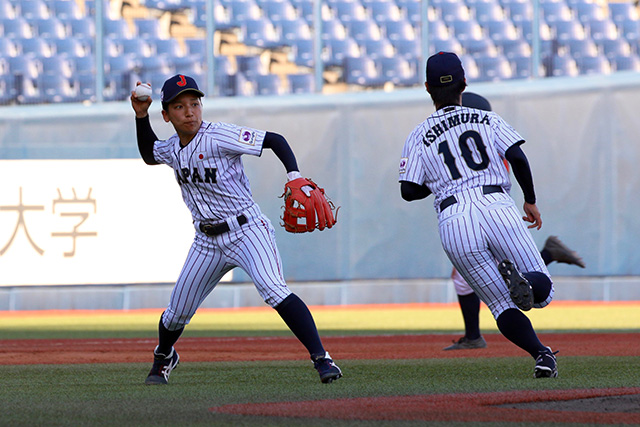 初回無死二塁、三塁前へのバントを田中美が処理する