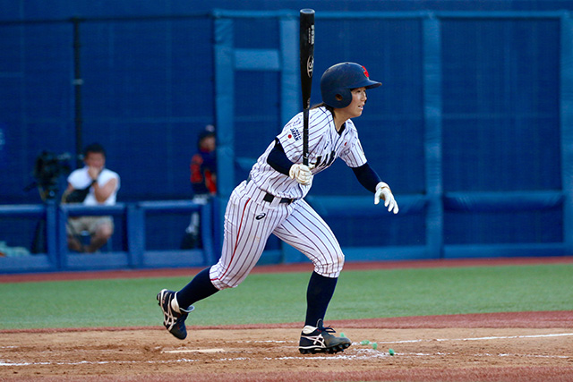 4回、水流が遊撃内野安打を放つ