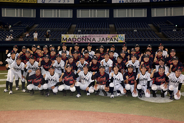 試合後に開志学園高の選手たちと記念撮影